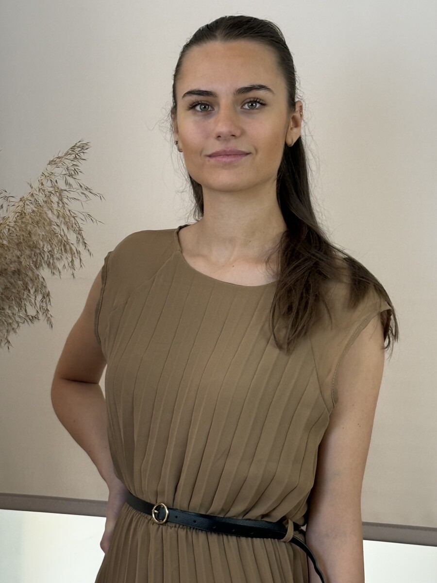 Plisszírozott öves maxi ruha - camel - Kép 4