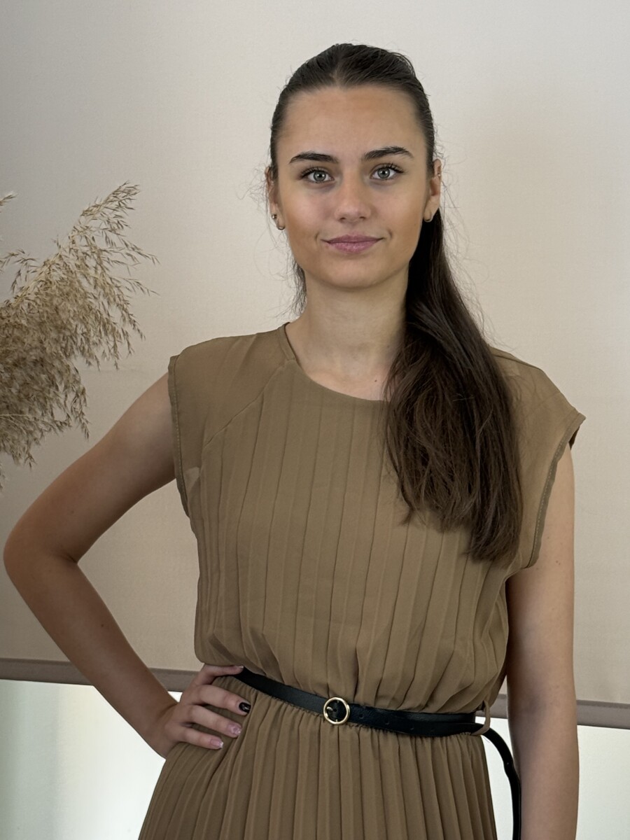 Plisszírozott öves maxi ruha - camel - Kép 5