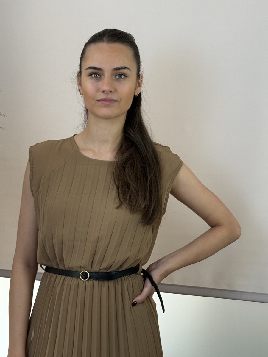 Plisszírozott öves maxi ruha - camel - Kép 12