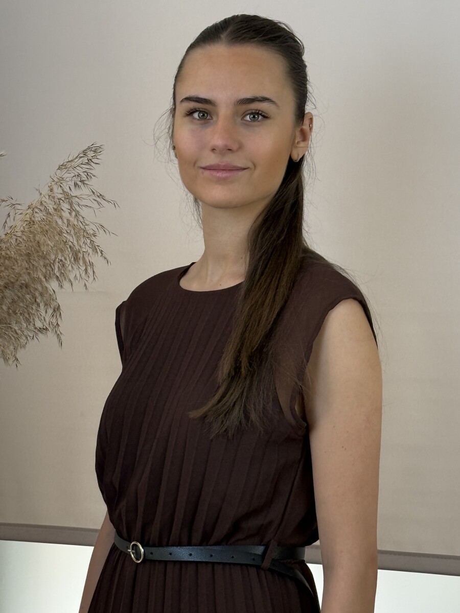 Plisszírozott öves maxi ruha - barna - Kép 7