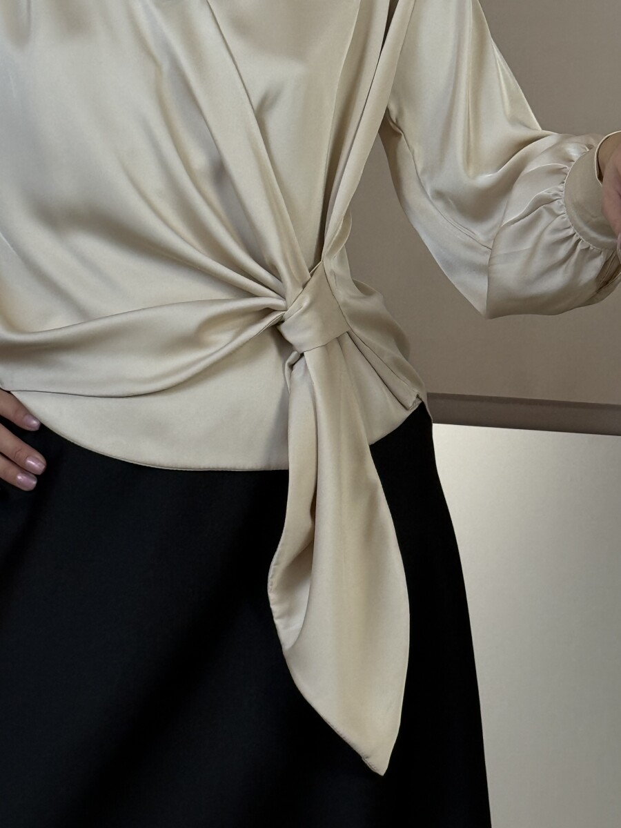 Átlapolt szatén hatású blúz - bézs - Kép 9