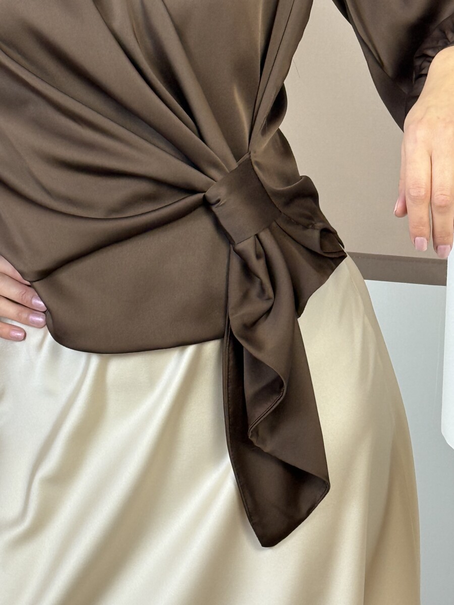 Átlapolt szatén hatású blúz - barna - Kép 6