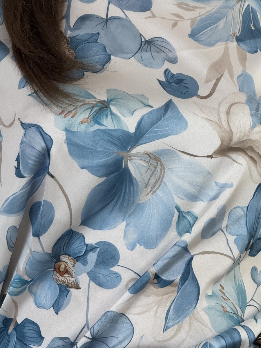 Szatén hatású mintás blúz - világoskék - Kép 7