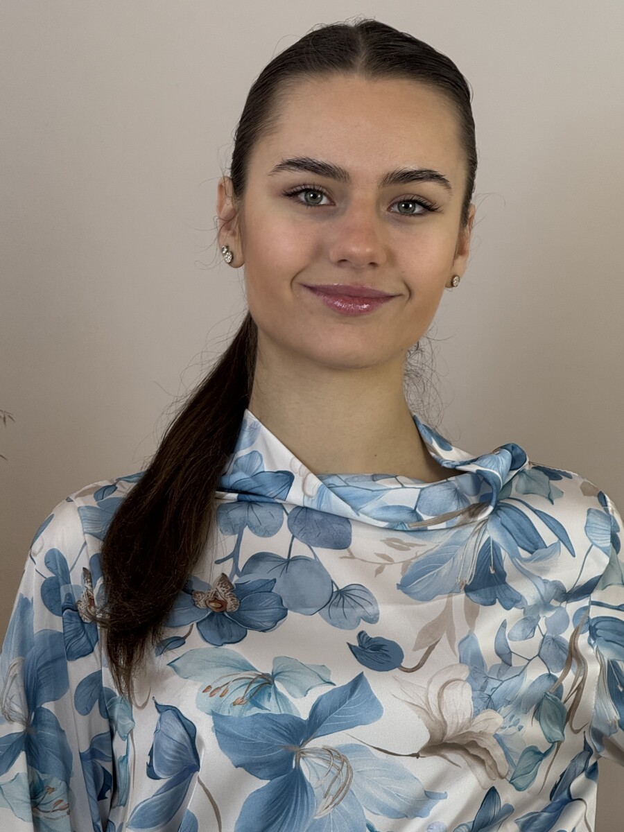 Szatén hatású mintás blúz - világoskék - Kép 11