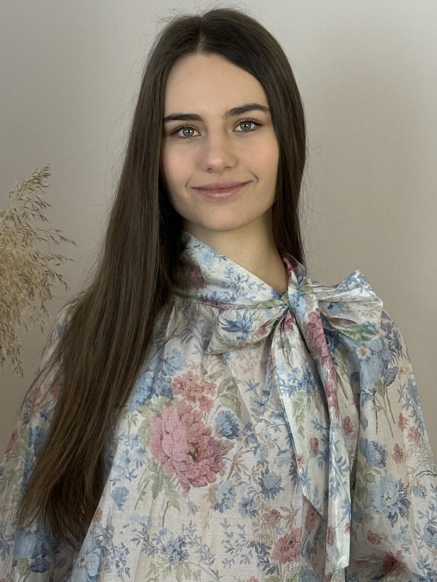 Virágos blúz masnival - világoskék - Kép 10