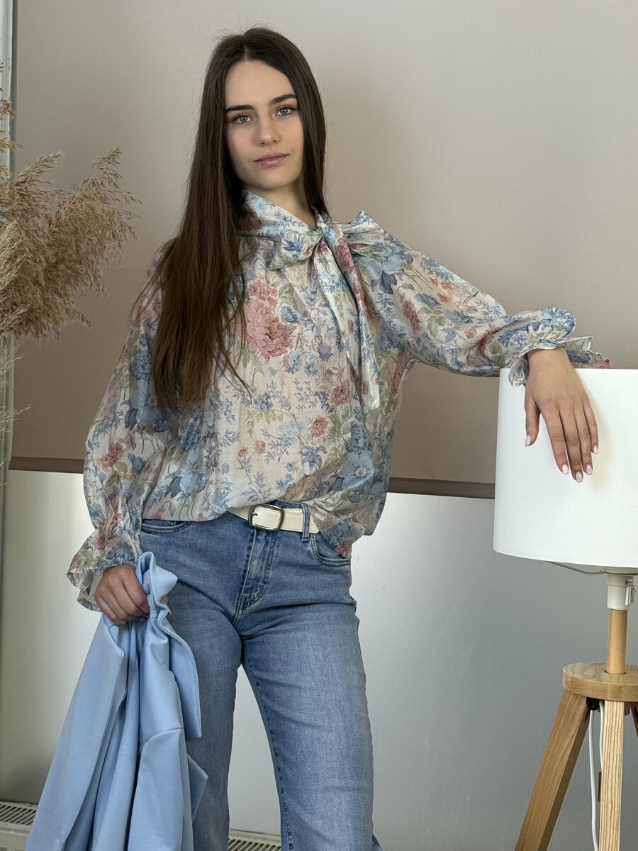 Virágos blúz masnival - világoskék - Kép 4