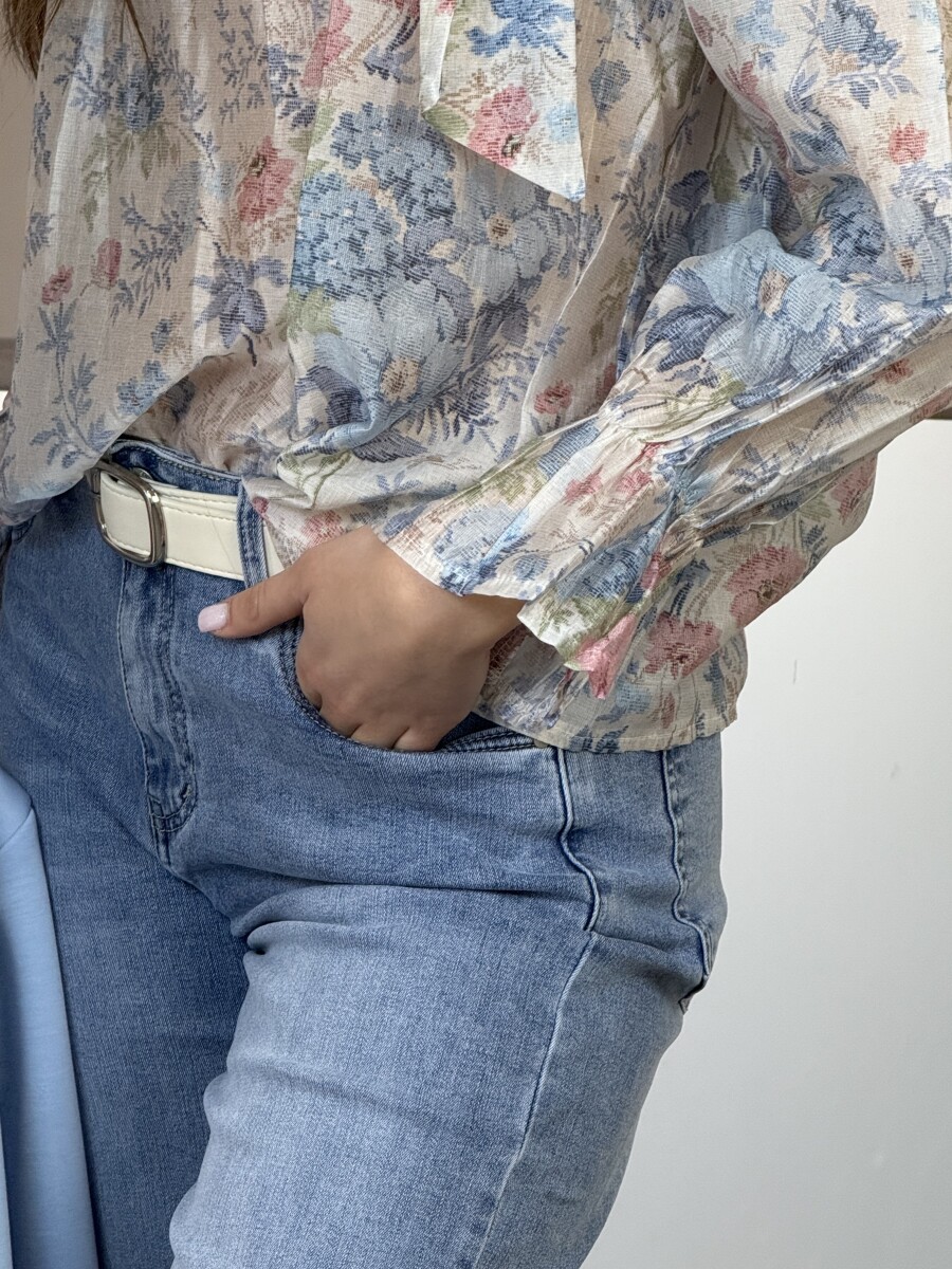 Virágos blúz masnival - világoskék - Kép 19