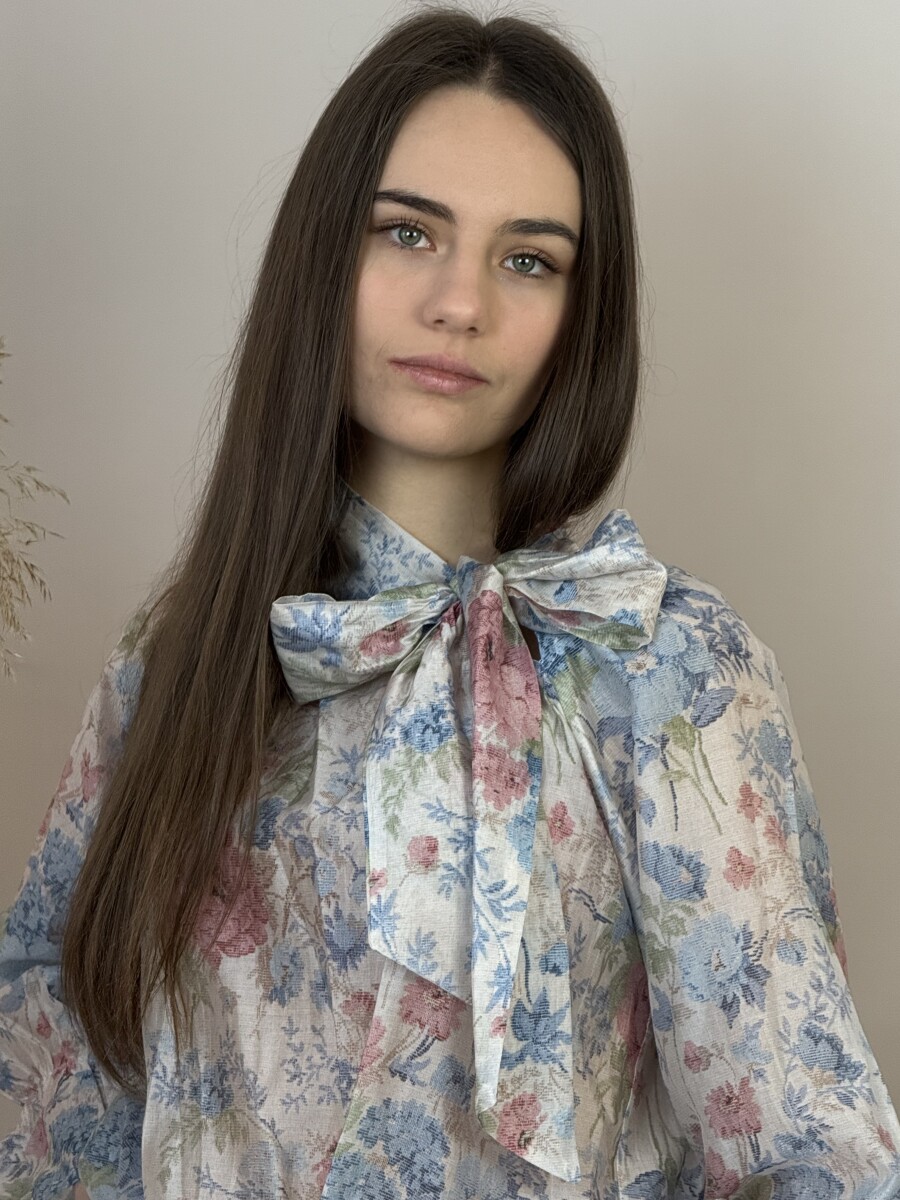 Virágos blúz masnival - világoskék - Kép 5