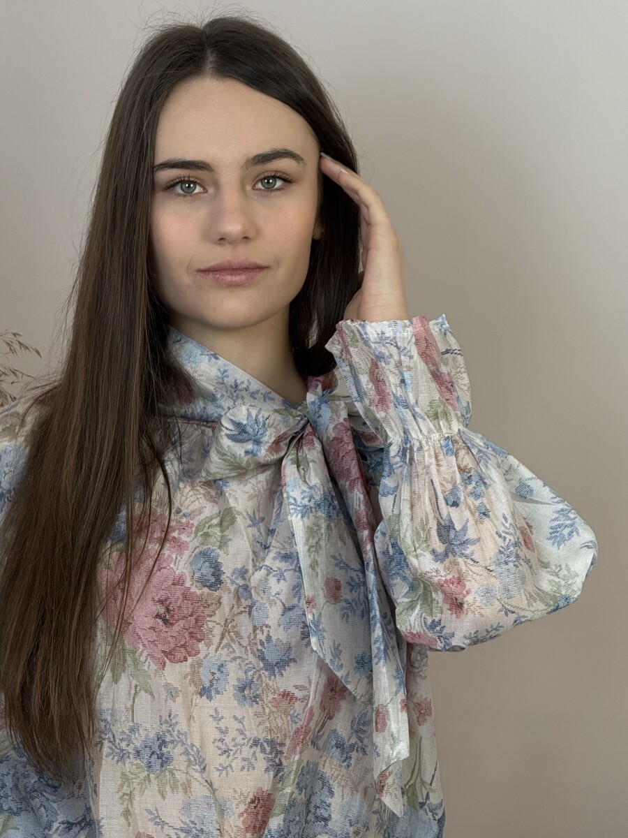 Virágos blúz masnival - világoskék - Kép 22