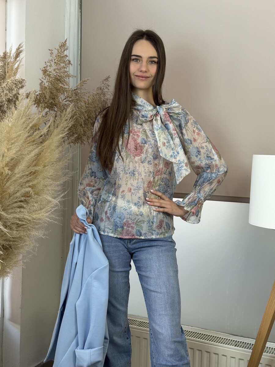 Virágos blúz masnival - világoskék - Kép 9