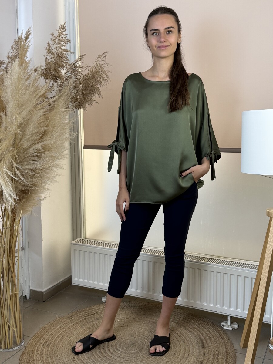 T ujjas szatén hatású blúz - khaki - Kép 5