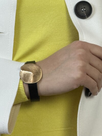 Karcolt íveltmedálos karkötő - arany - Kép 10