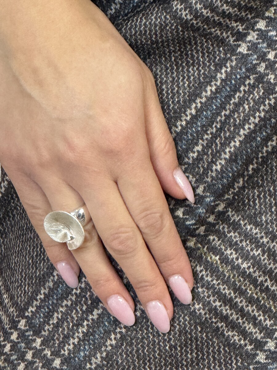 Ezüst színű karcolt íves gyűrű - ezüst - Kép 3