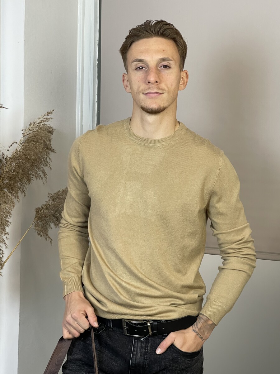 Kerek nyakú kötött pulóver