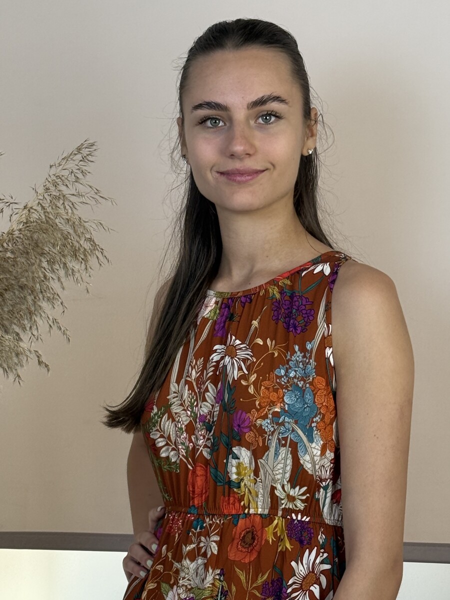 Mintás sliccelt pántos ruha - rozsda - Kép 10